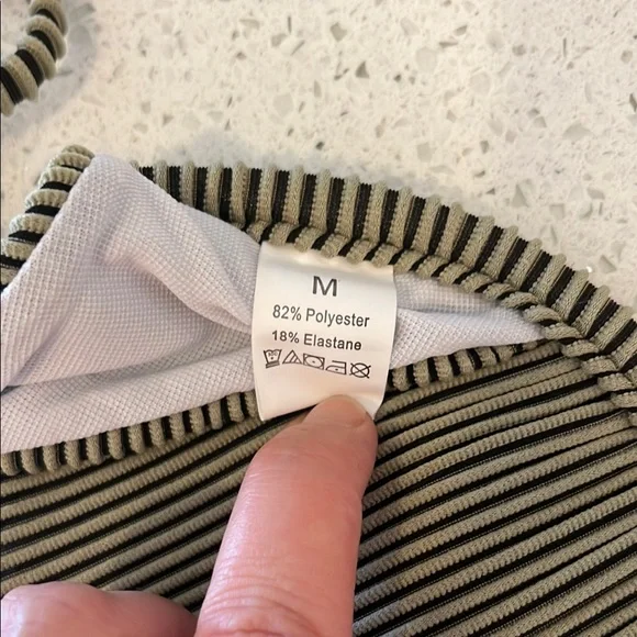 Bikini Cheeky High Cut Size Medium NWOT (liner in bottoms) - Picture 8 of 10